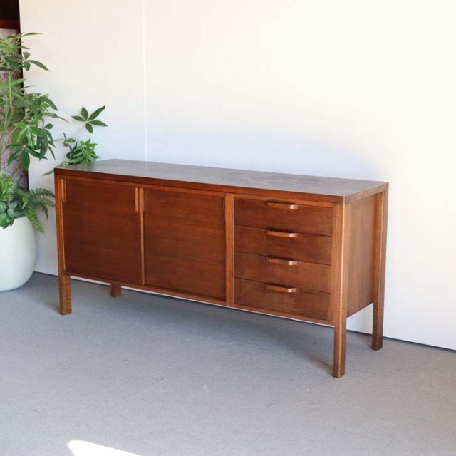 英国ヴィンテージのオーク材サイドボード