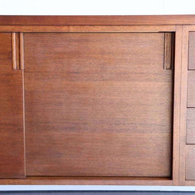 英国ヴィンテージのオーク材サイドボード