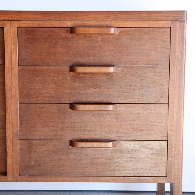 英国ヴィンテージのオーク材サイドボード