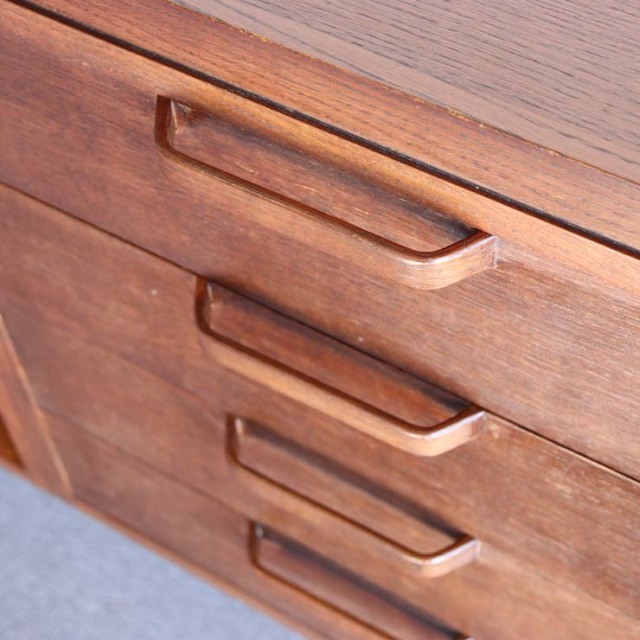 英国ヴィンテージのオーク材サイドボード