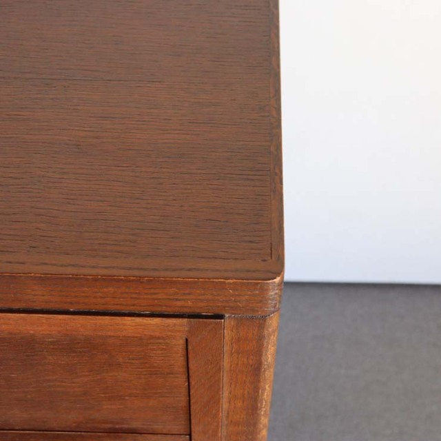 英国ヴィンテージのオーク材サイドボード