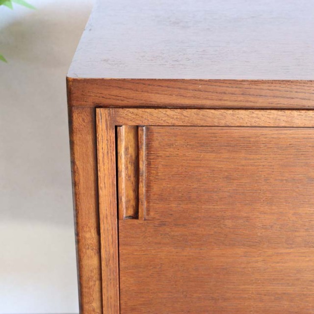 英国ヴィンテージのオーク材サイドボード