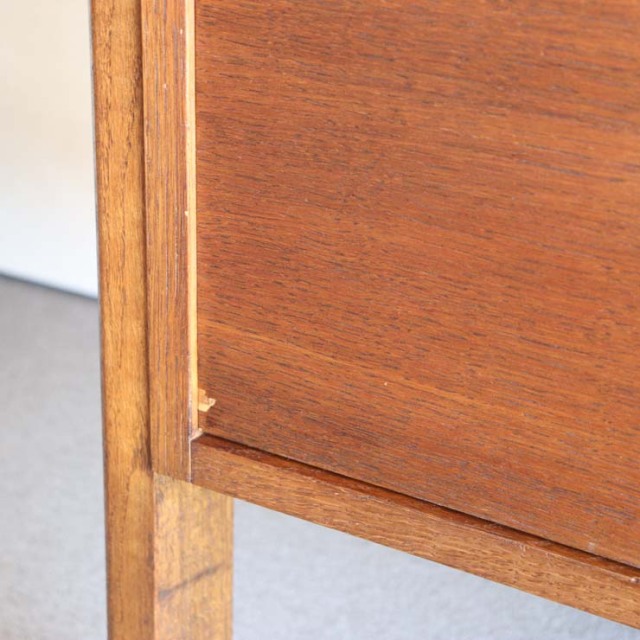 英国ヴィンテージのオーク材サイドボード