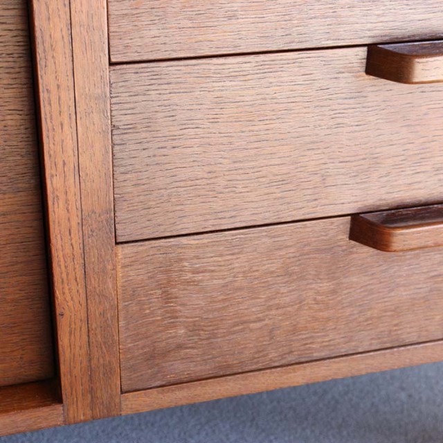 英国ヴィンテージのオーク材サイドボード