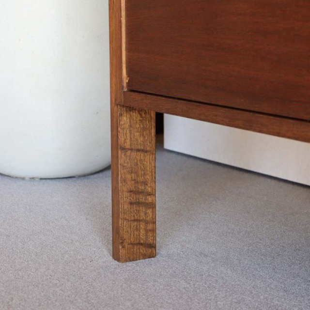 英国ヴィンテージのオーク材サイドボード