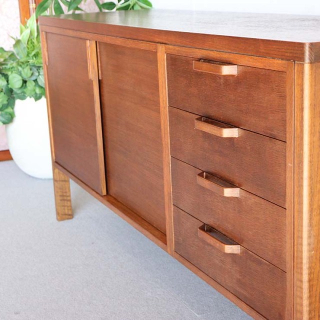 英国ヴィンテージのオーク材サイドボード