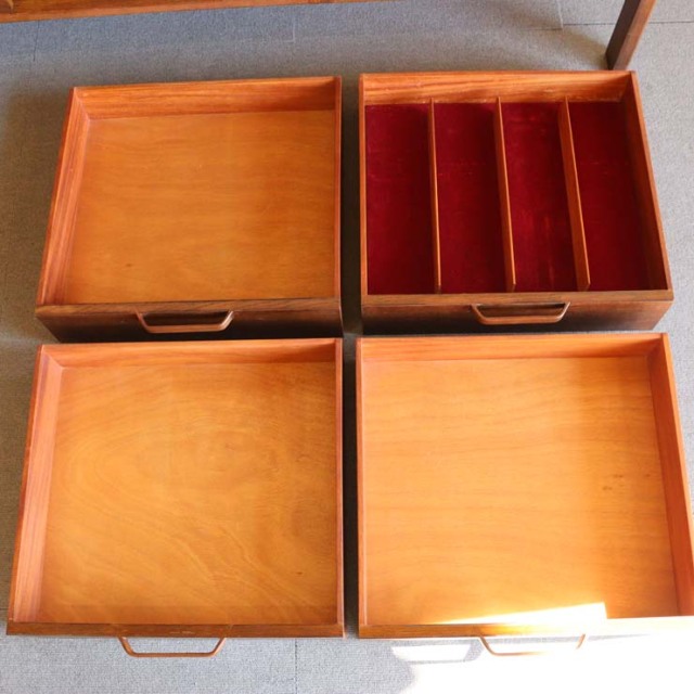 英国ヴィンテージのオーク材サイドボード