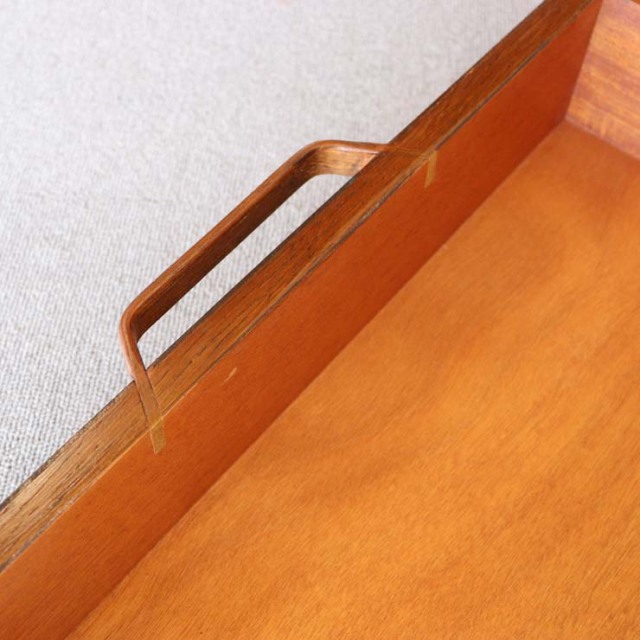 英国ヴィンテージのオーク材サイドボード