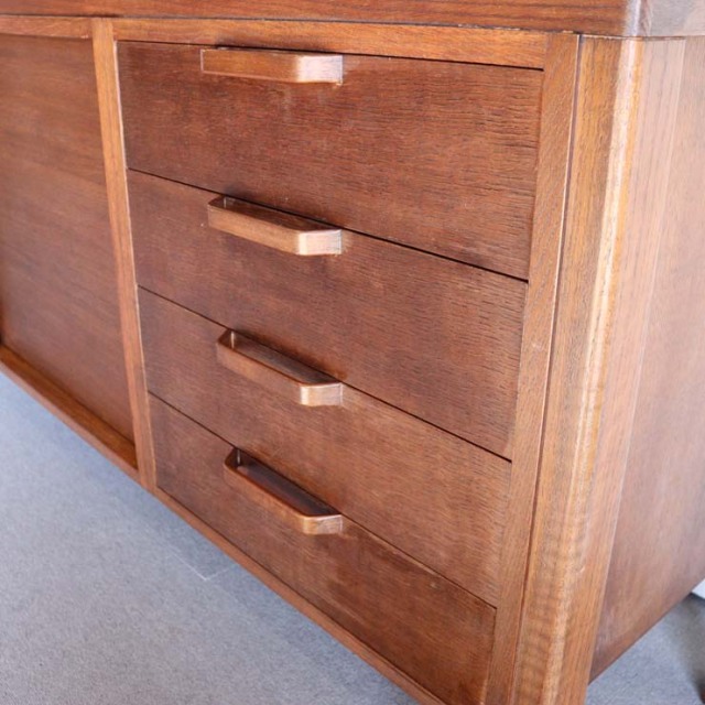 英国ヴィンテージのオーク材サイドボード