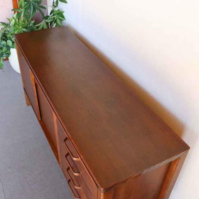 英国ヴィンテージのオーク材サイドボード