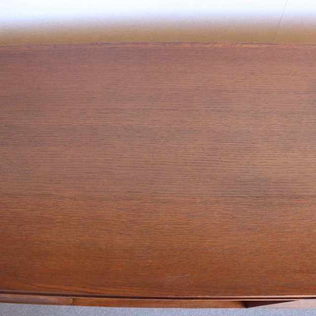 英国ヴィンテージのオーク材サイドボード