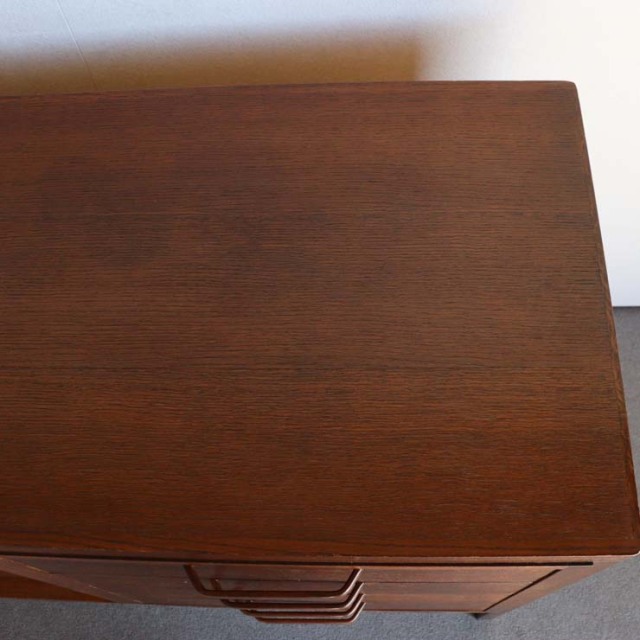 英国ヴィンテージのオーク材サイドボード