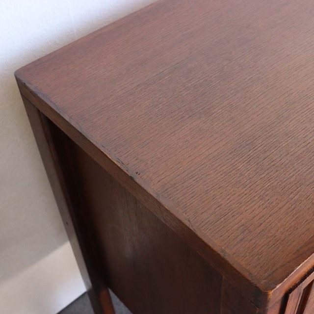 英国ヴィンテージのオーク材サイドボード