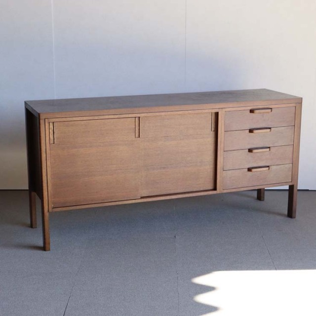 英国ヴィンテージのオーク材サイドボード