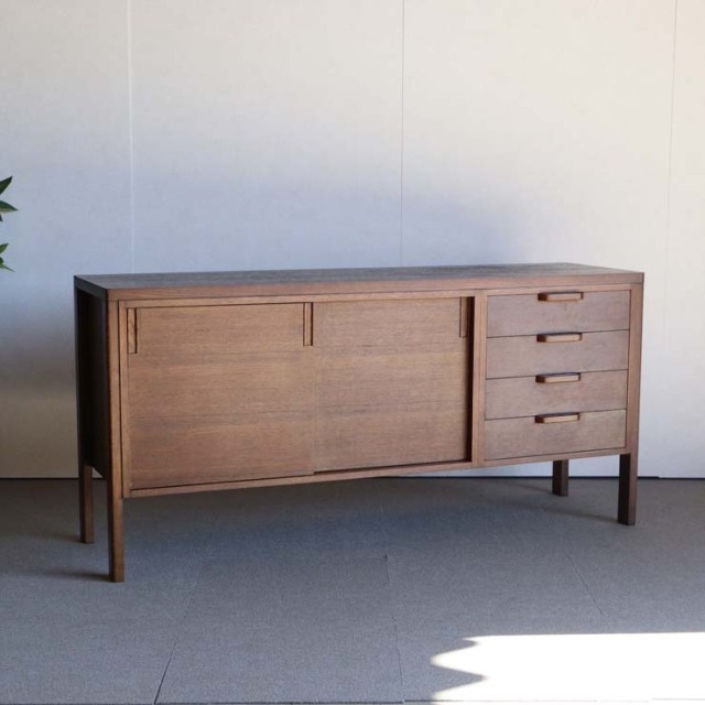 英国ヴィンテージのオーク材サイドボード