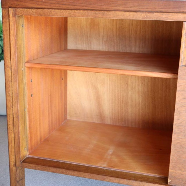 英国ヴィンテージのオーク材サイドボード