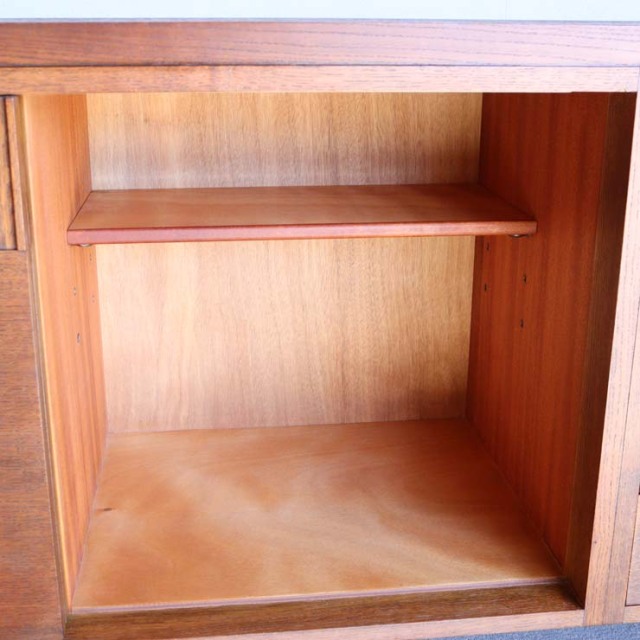 英国ヴィンテージのオーク材サイドボード