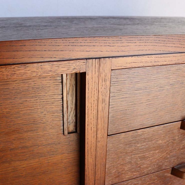 英国ヴィンテージのオーク材サイドボード