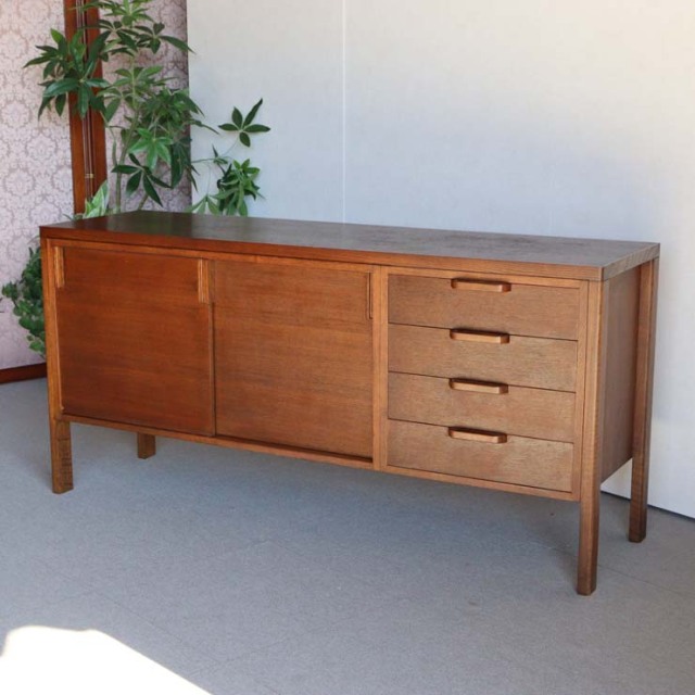 英国ヴィンテージのオーク材サイドボード