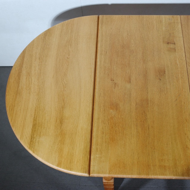 デンマーク製ダイニングテーブル。オーク材の深い色合いが印象的な北欧ヴィンテージ。控えめな品格が漂う。