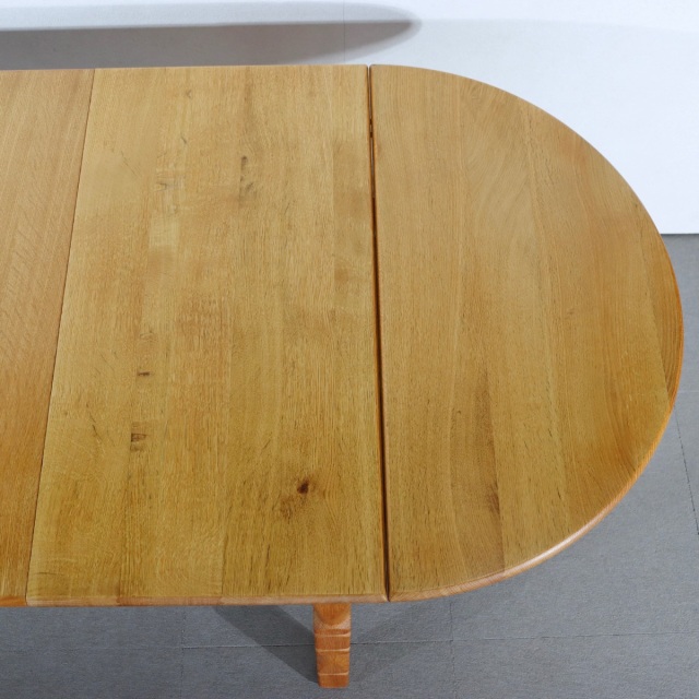 デンマーク製ダイニングテーブル。オーク材の深い色合いが印象的な北欧ヴィンテージ。控えめな品格が漂う。