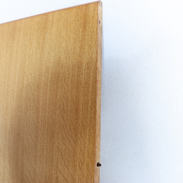 デンマーク製ダイニングテーブル。オーク材の深い色合いが印象的な北欧ヴィンテージ。控えめな品格が漂う。