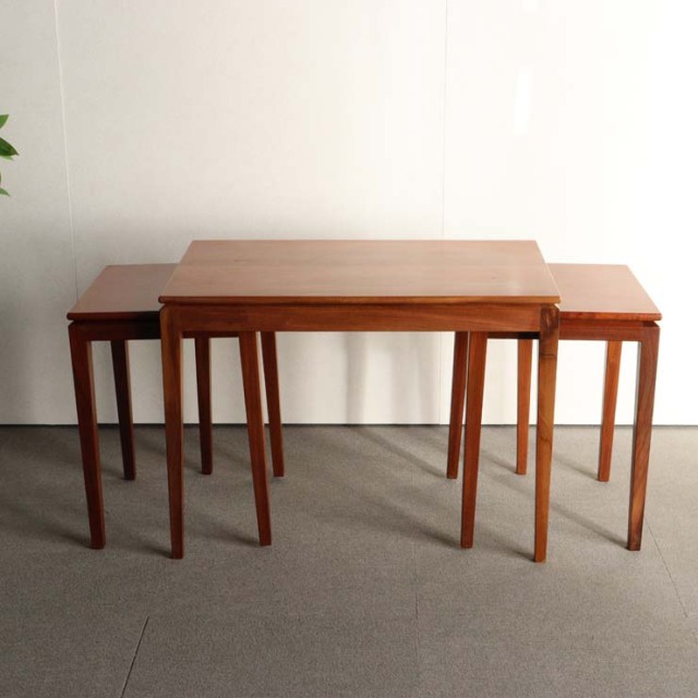 英国　ヴィンテージ　ネストテーブル　古物　アンティーク家具 ヴィンテージのネストテーブル