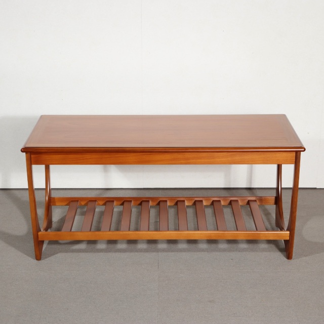 ジープランG-PLAN製コーヒーテーブル。チーク材の色艶が穏やかな北欧ヴィンテージ。控えめな美しさが印象的。