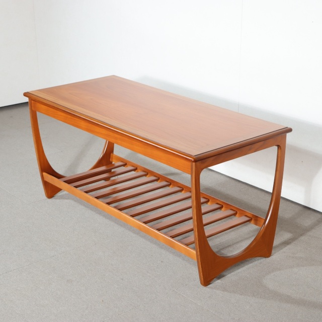 ジープランG-PLAN製コーヒーテーブル。チーク材の色艶が穏やかな北欧ヴィンテージ。控えめな美しさが印象的。