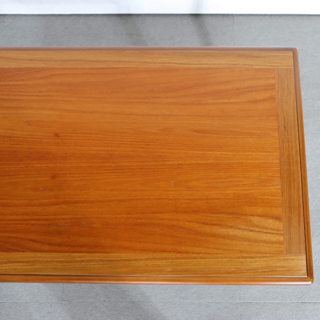 ジープランG-PLAN製コーヒーテーブル。チーク材の色艶が穏やかな北欧ヴィンテージ。控えめな美しさが印象的。