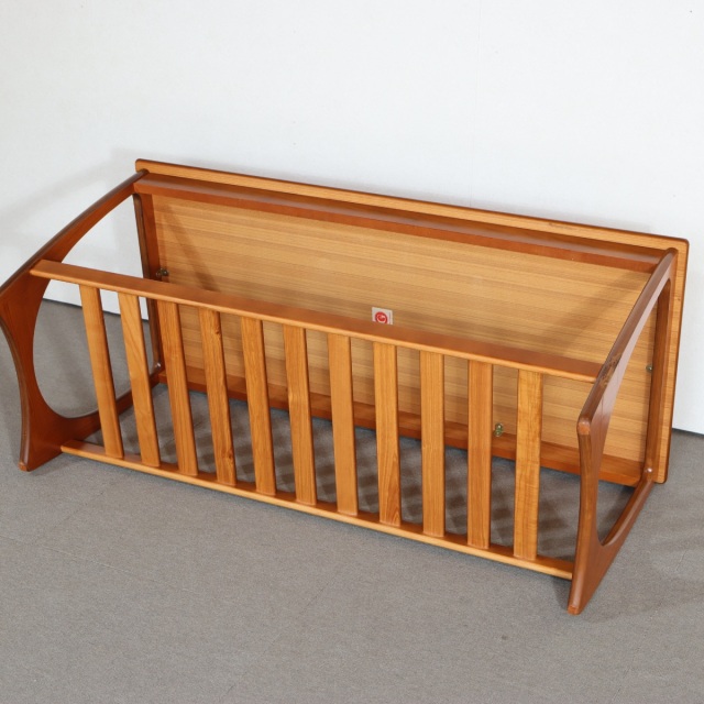 ジープランG-PLAN製コーヒーテーブル。チーク材の色艶が穏やかな北欧ヴィンテージ。控えめな美しさが印象的。