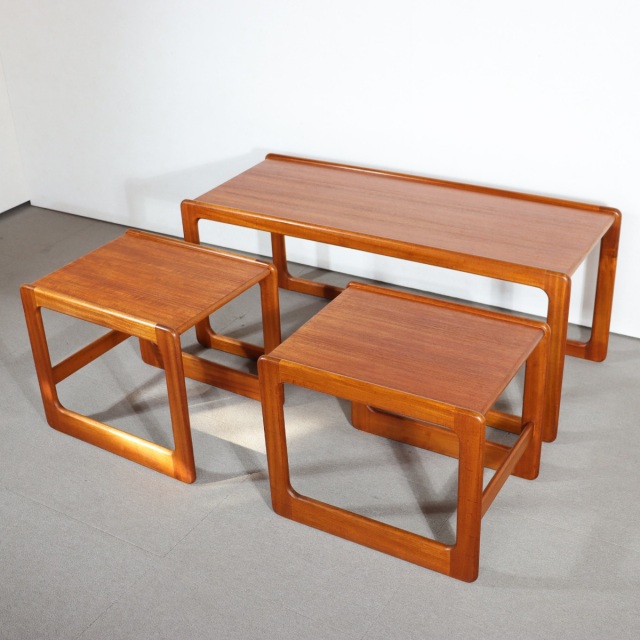 英国アンティークMcIntoshマッキントッシュ製ネストテーブル3台89-240 英国アンティークMcIntoshマッキントッシュ製ネストテーブル3台89-240