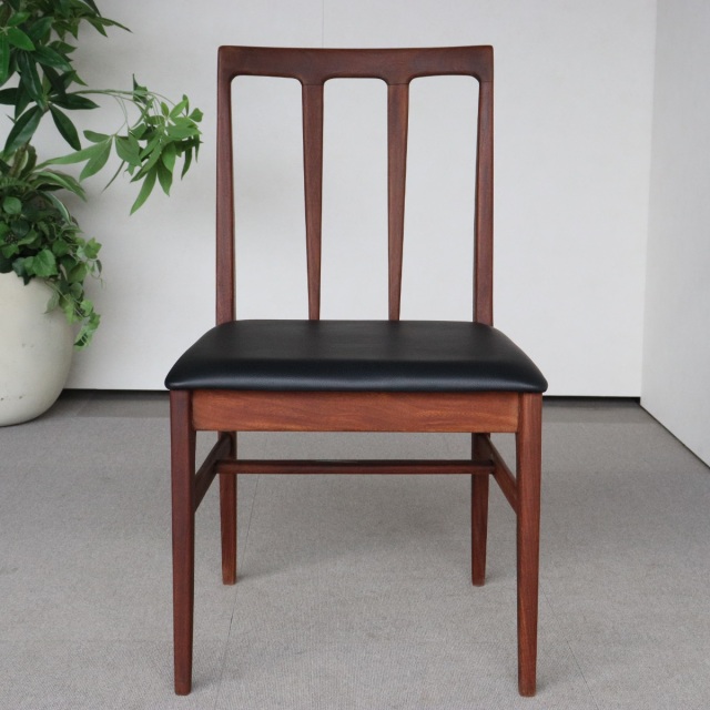 ヤンガーYoungerのダイニングチェア