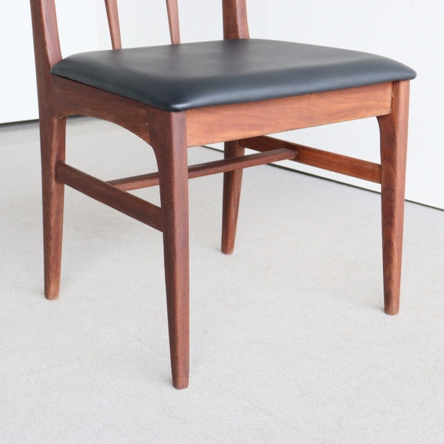 ヤンガーYoungerのダイニングチェア