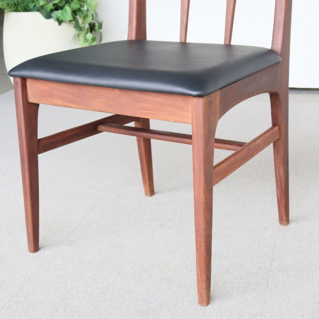 ヤンガーYoungerのダイニングチェア