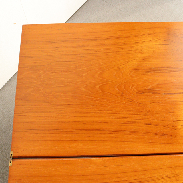 職人たちの遊び。 レンプロイRemploy社のチーク材のグインとなる