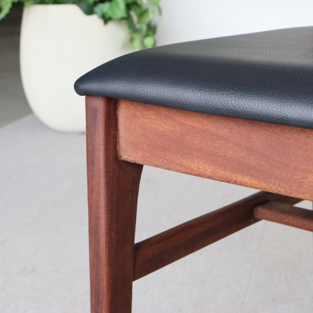 ヤンガーYoungerのダイニングチェア