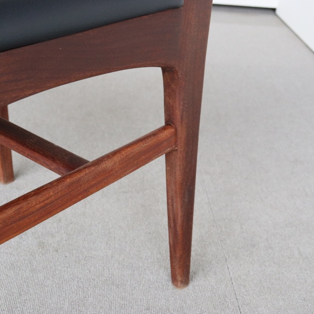 ヤンガーYoungerのダイニングチェア