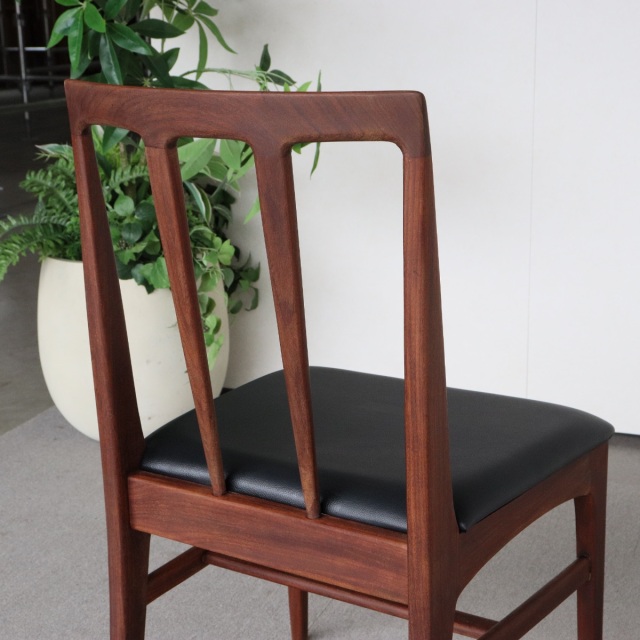 ヤンガーYoungerのダイニングチェア