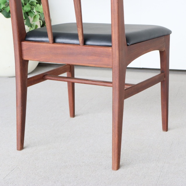 ヤンガーYoungerのダイニングチェア