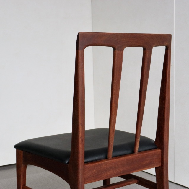 ヤンガーYoungerのダイニングチェア