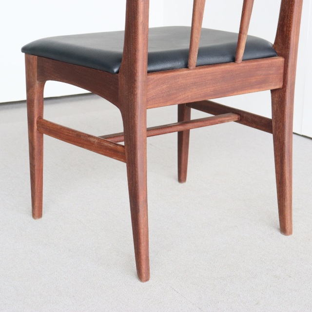 ヤンガーYoungerのダイニングチェア