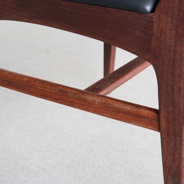 ヤンガーYoungerのダイニングチェア