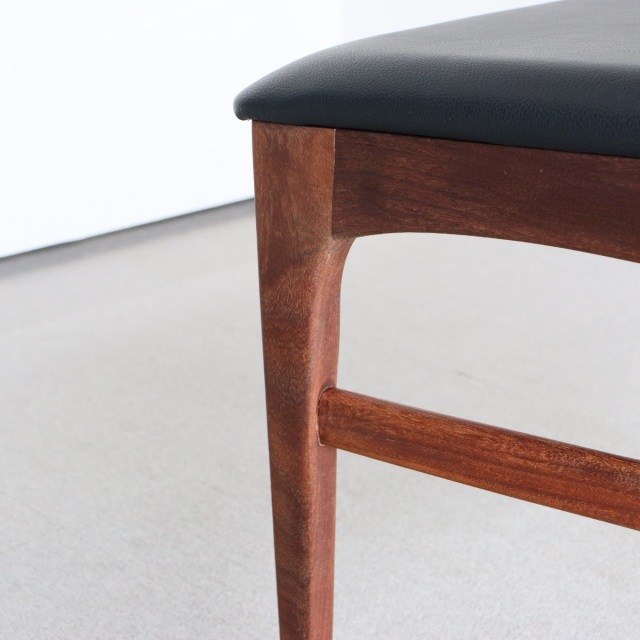 ヤンガーYoungerのダイニングチェア