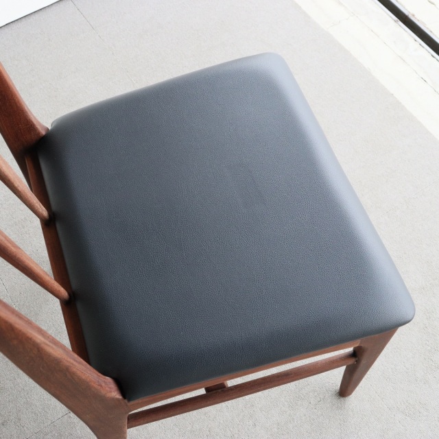ヤンガーYoungerのダイニングチェア