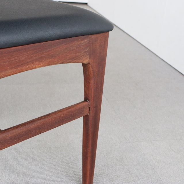 ヤンガーYoungerのダイニングチェア