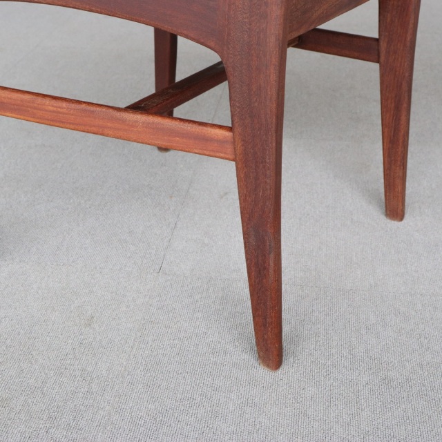 ヤンガーYoungerのダイニングチェア