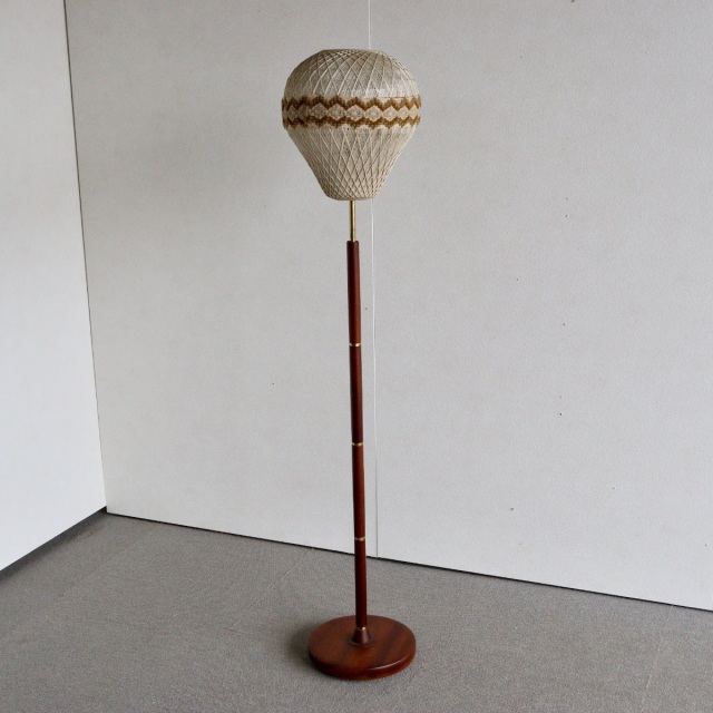 英国ヴィンテージのフロアランプ