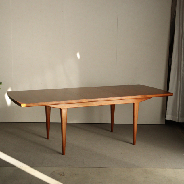 アルフレッド・コックスalfred coxのダイニングテーブル