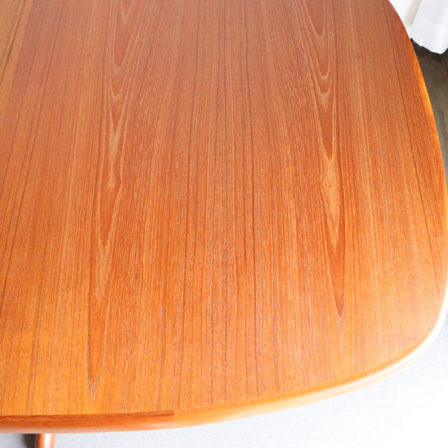 デンマーク製の楕円形のダイニングテーブル